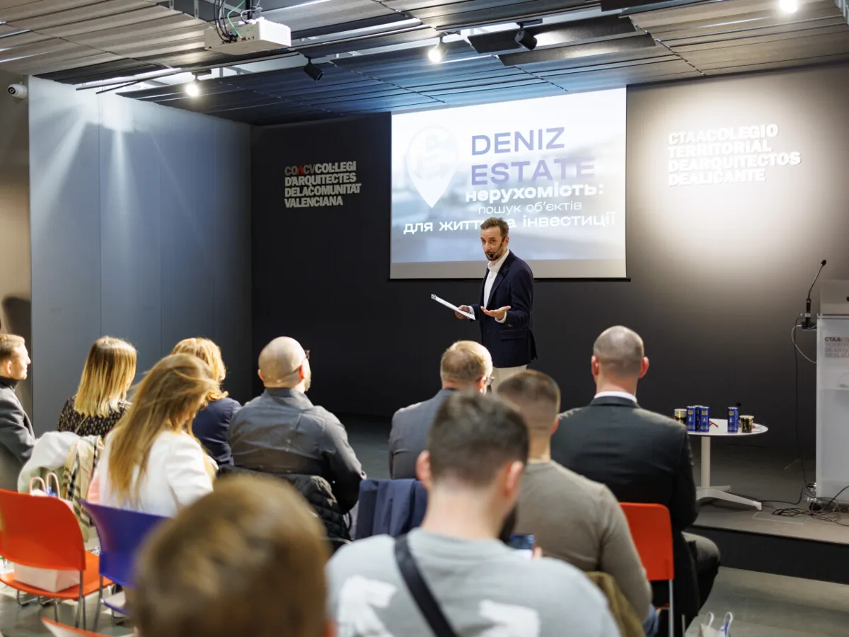 Спікер презентує проєкт залу на конференції Deniz Estate